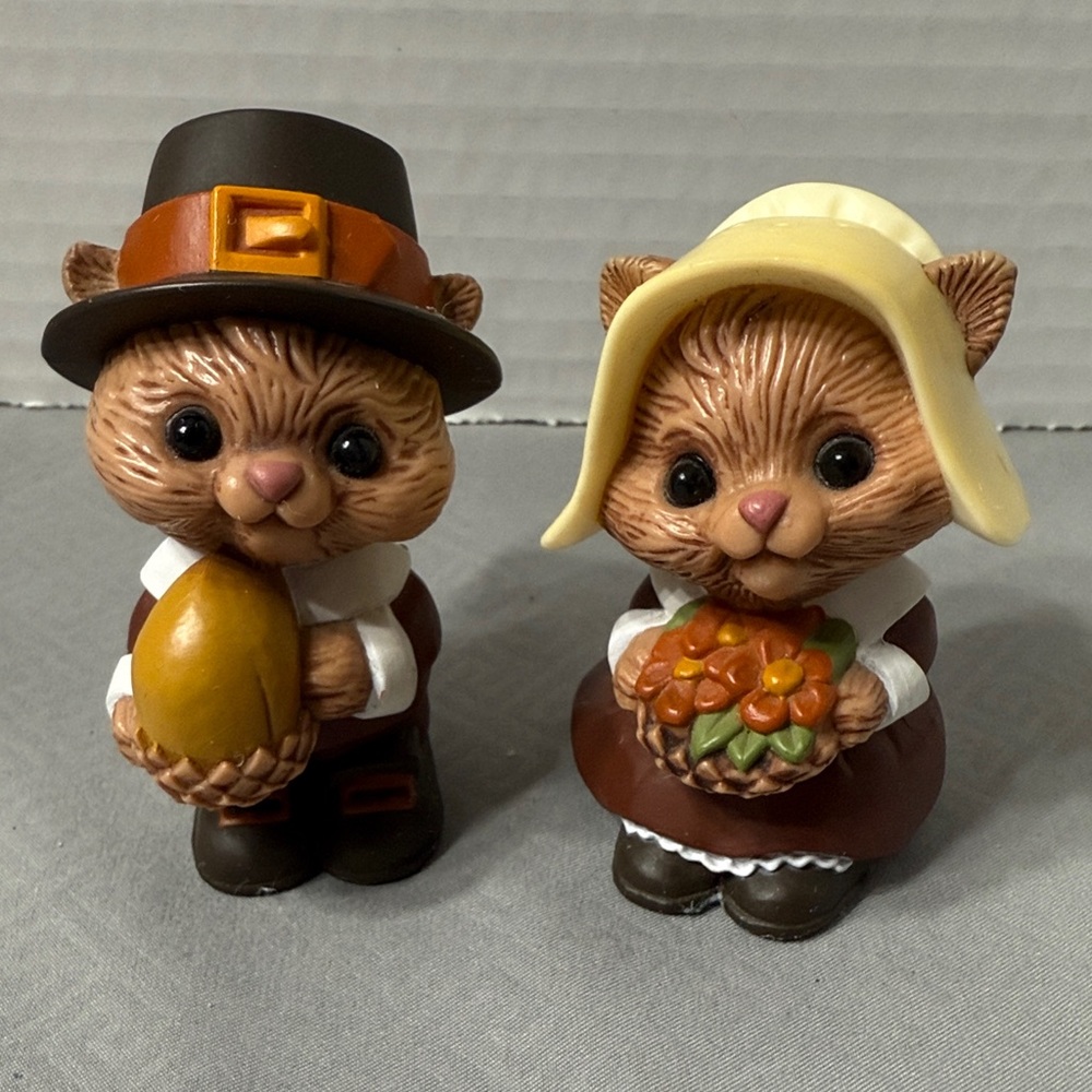 Vintage Hallmark Thanksgiving Plastic Figural Pilgrim Squirrel Salt &Pepper Set
